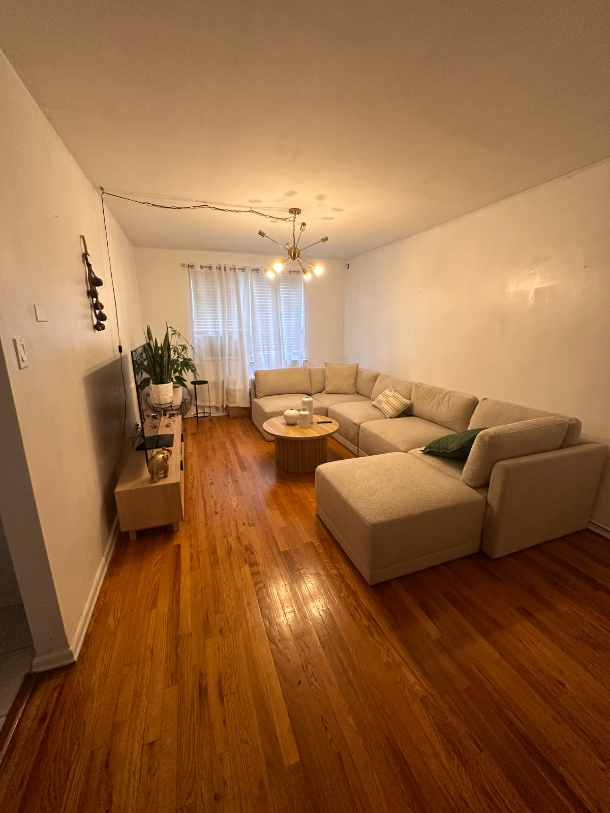 Cozy Furnished Room Near Public Transportation And Local Hospitals In Brooklyn - Photo 11