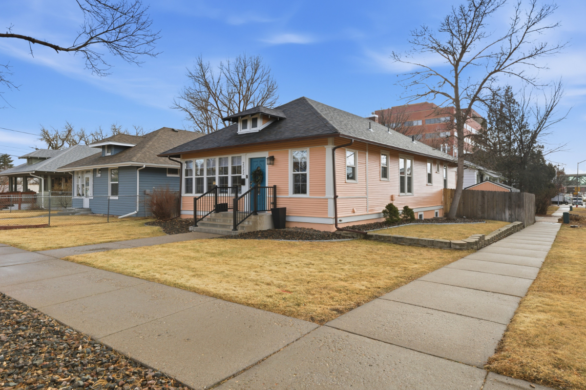 Just Peachy - One Block from Hospital - Photo 1