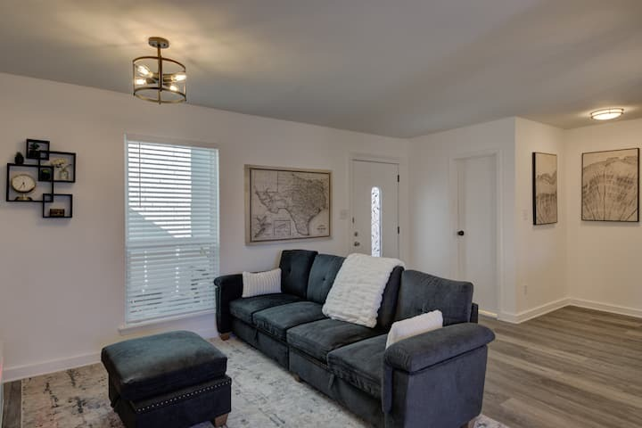 Polished SoCo 2BR 2BA Townhome - Photo 2