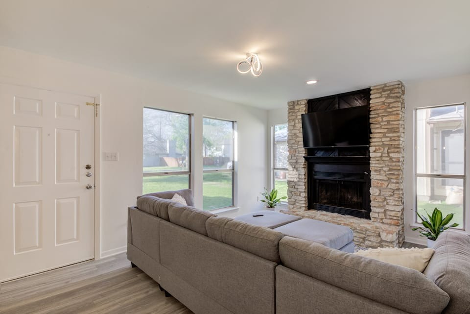 Modern 2BR/2BA Lamplight Village Duplex Near The Domain - A Side - Photo 3