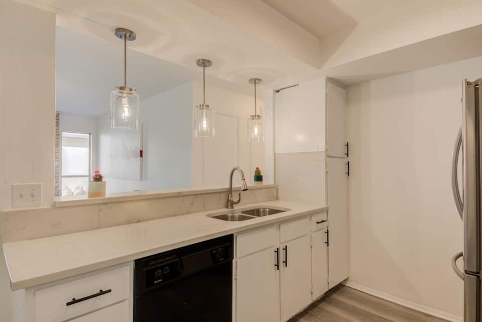 Modern 2BR/2BA Lamplight Village Duplex Near The Domain - A Side - Photo 6