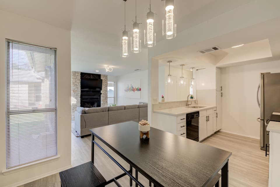 Modern 2BR/2BA Lamplight Village Duplex Near The Domain - A Side - Photo 8