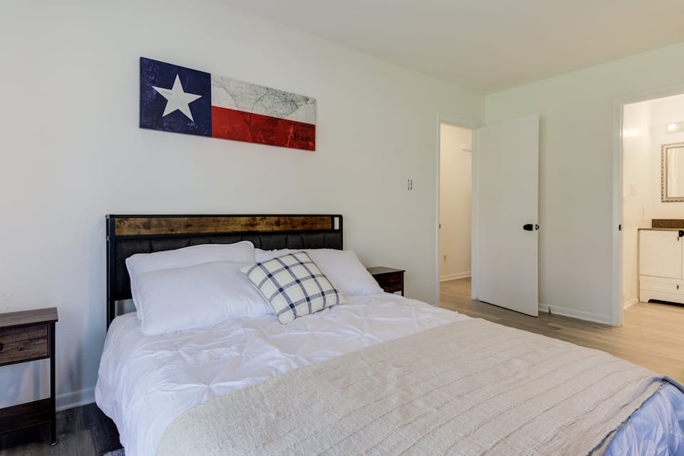 Modern 2BR/2BA Lamplight Village Duplex Near The Domain - A Side - Photo 12