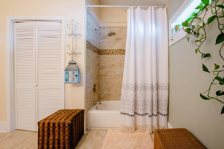 Stylish 1BR Studio, New Kitchen, Free Parking, Private - Photo 10