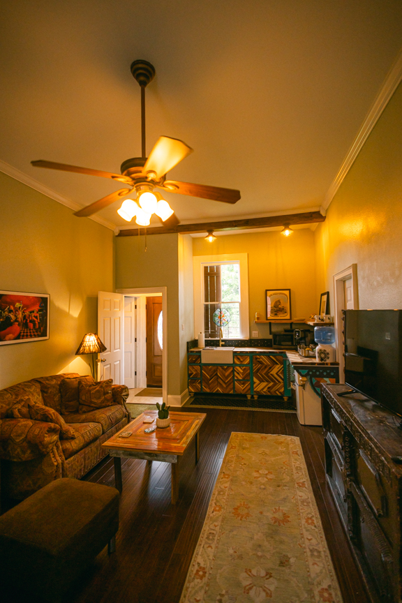 Stylish 1BR Studio, New Kitchen, Free Parking, Private - Photo 8