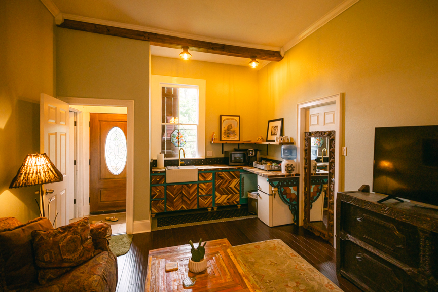 Stylish 1BR Studio, New Kitchen, Free Parking, Private - Photo 5