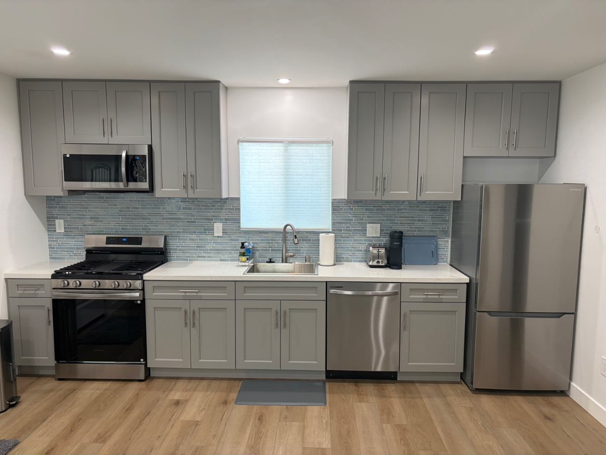 Modern furnished bungalow with fenced yard in a lively walkable neighborhood - Photo 1