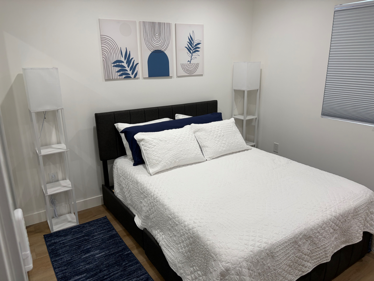 Modern furnished bungalow with fenced yard in a lively walkable neighborhood - Photo 3
