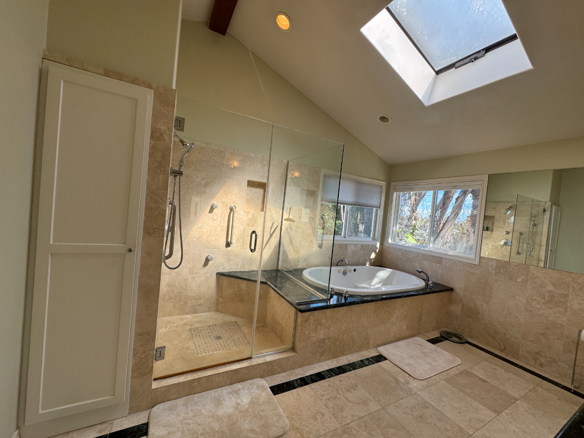 Private Upstairs Master Suite with Spa Bath and Deck - Photo 5
