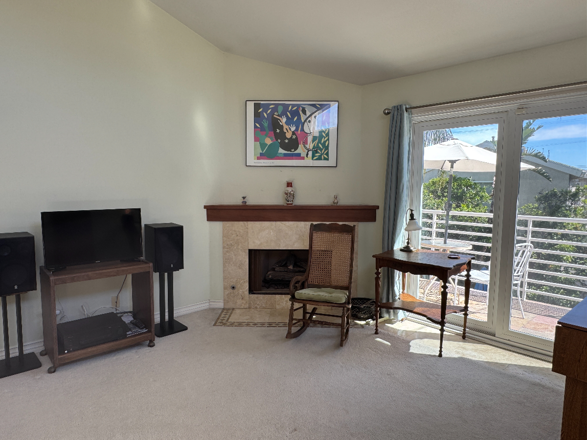 Private Upstairs Master Suite with Spa Bath and Deck - Photo 2