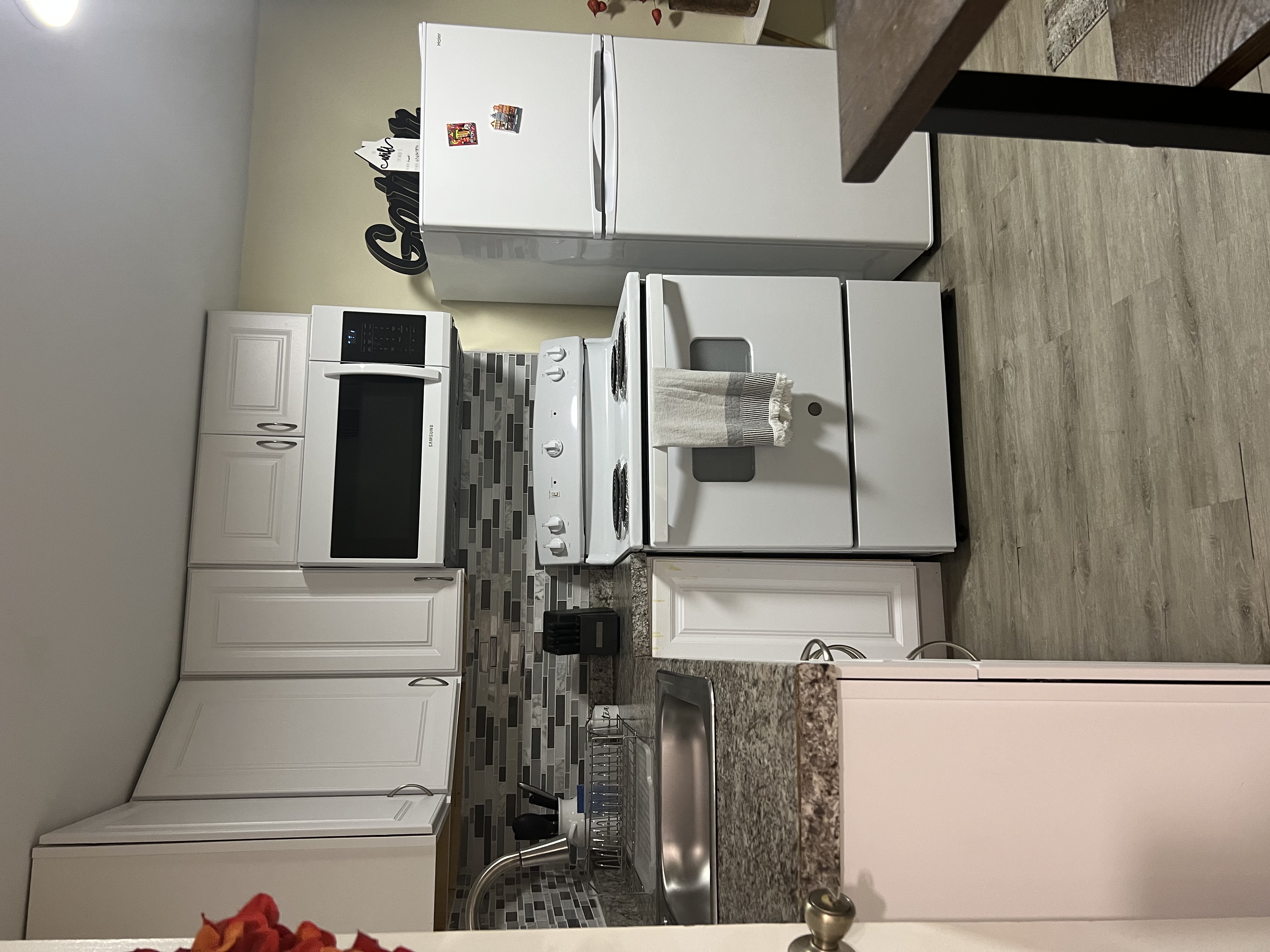 Art inspired 1 bedroom apt- lower floor - Photo 5