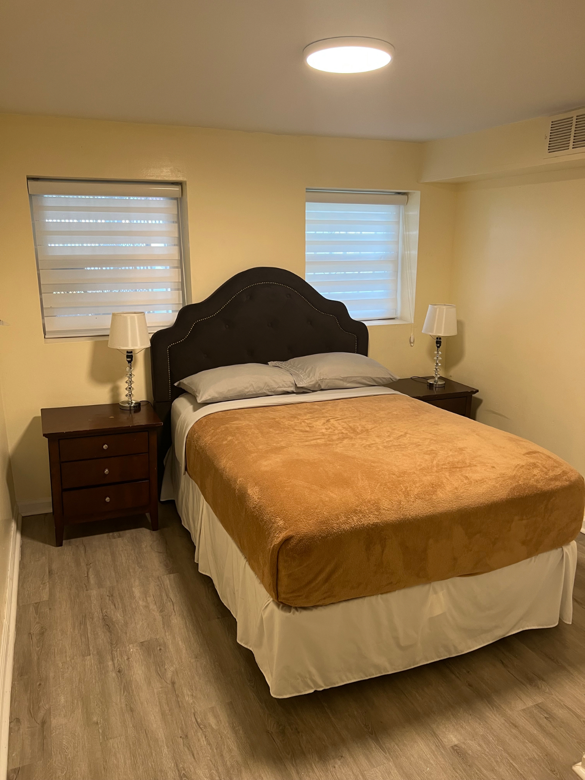Art inspired 1 bedroom apt- lower floor - Photo 8