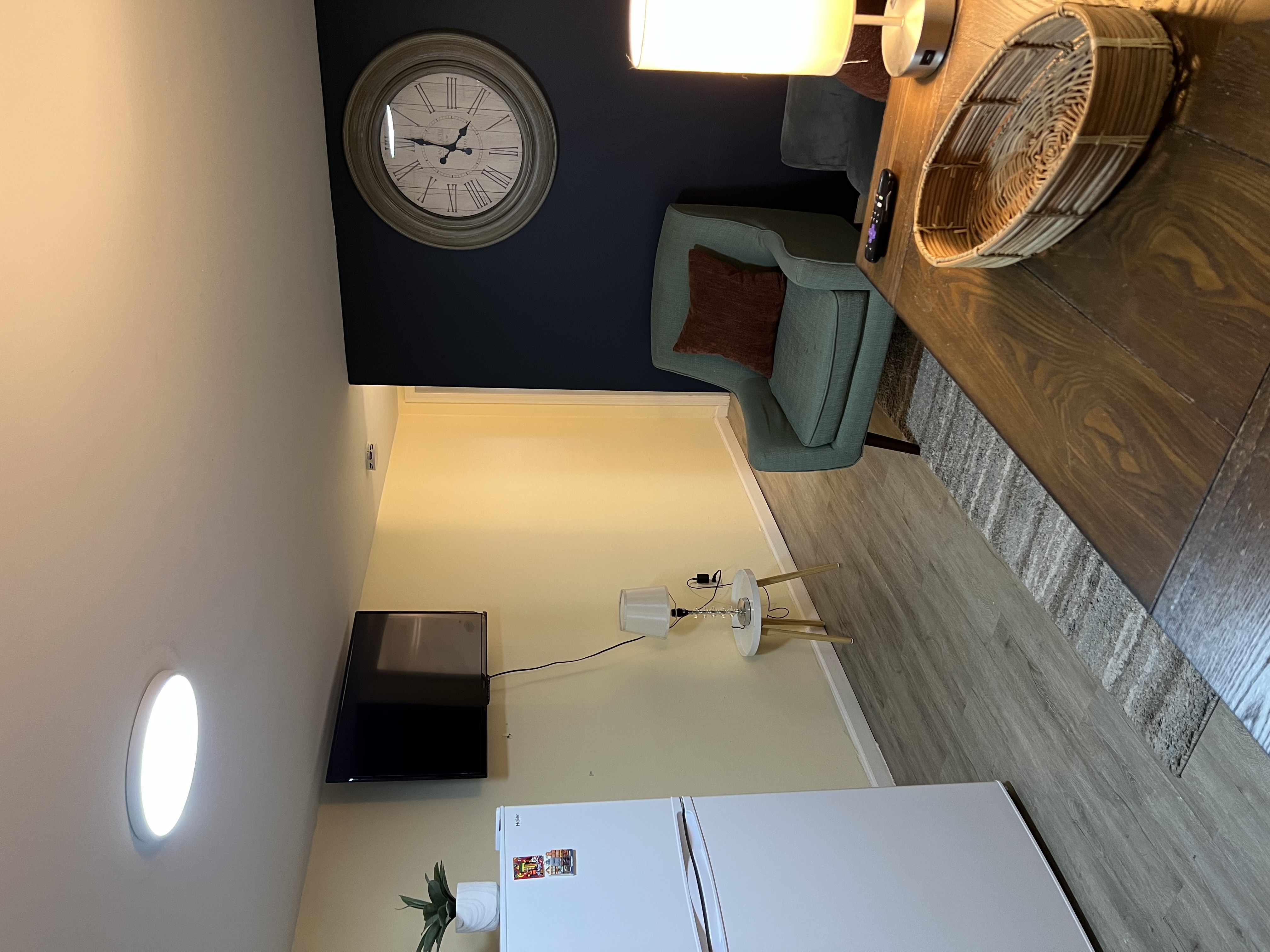Art inspired 1 bedroom apt- lower floor - Photo 2