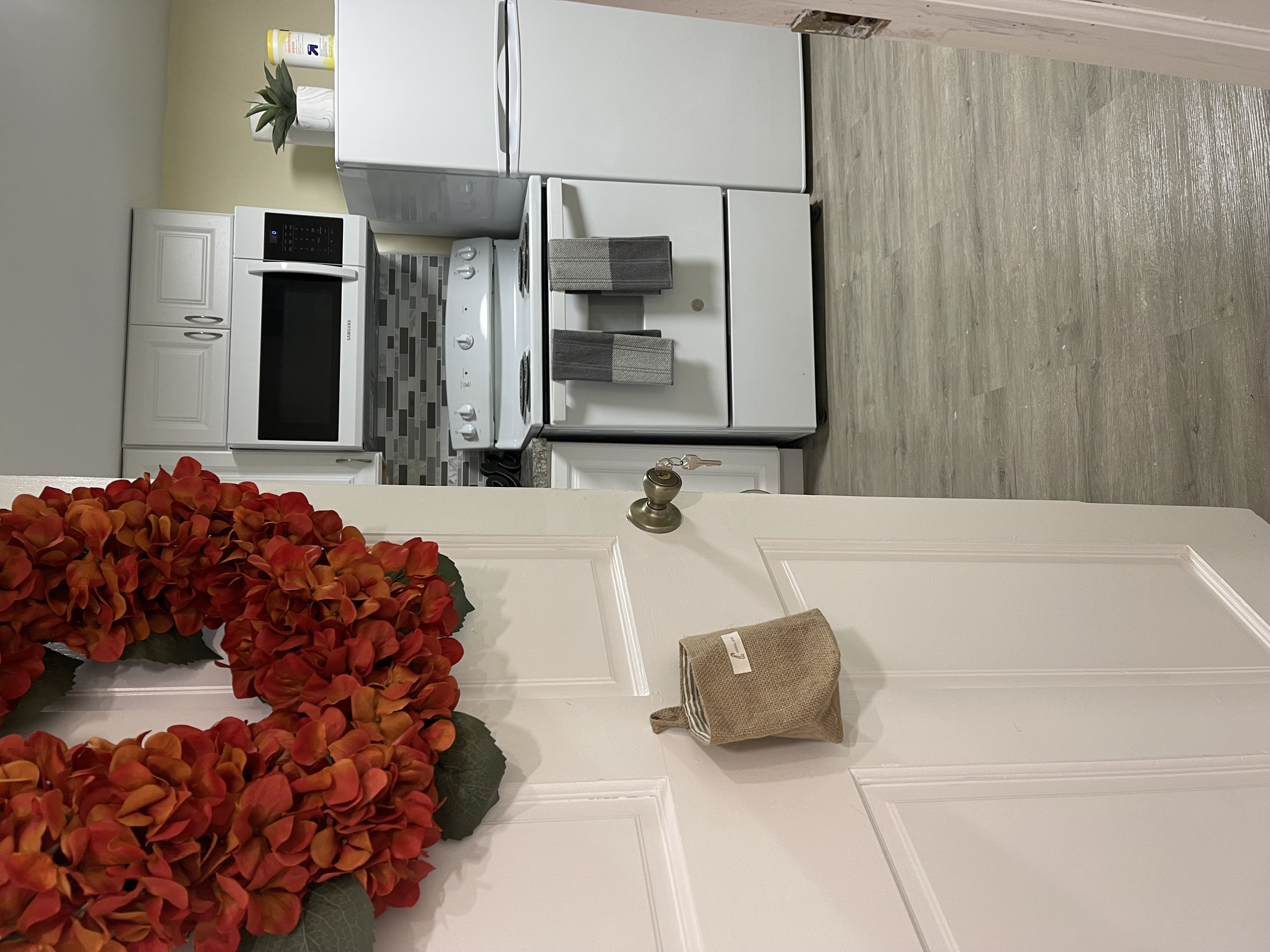 Art inspired 1 bedroom apt- lower floor - Photo 7