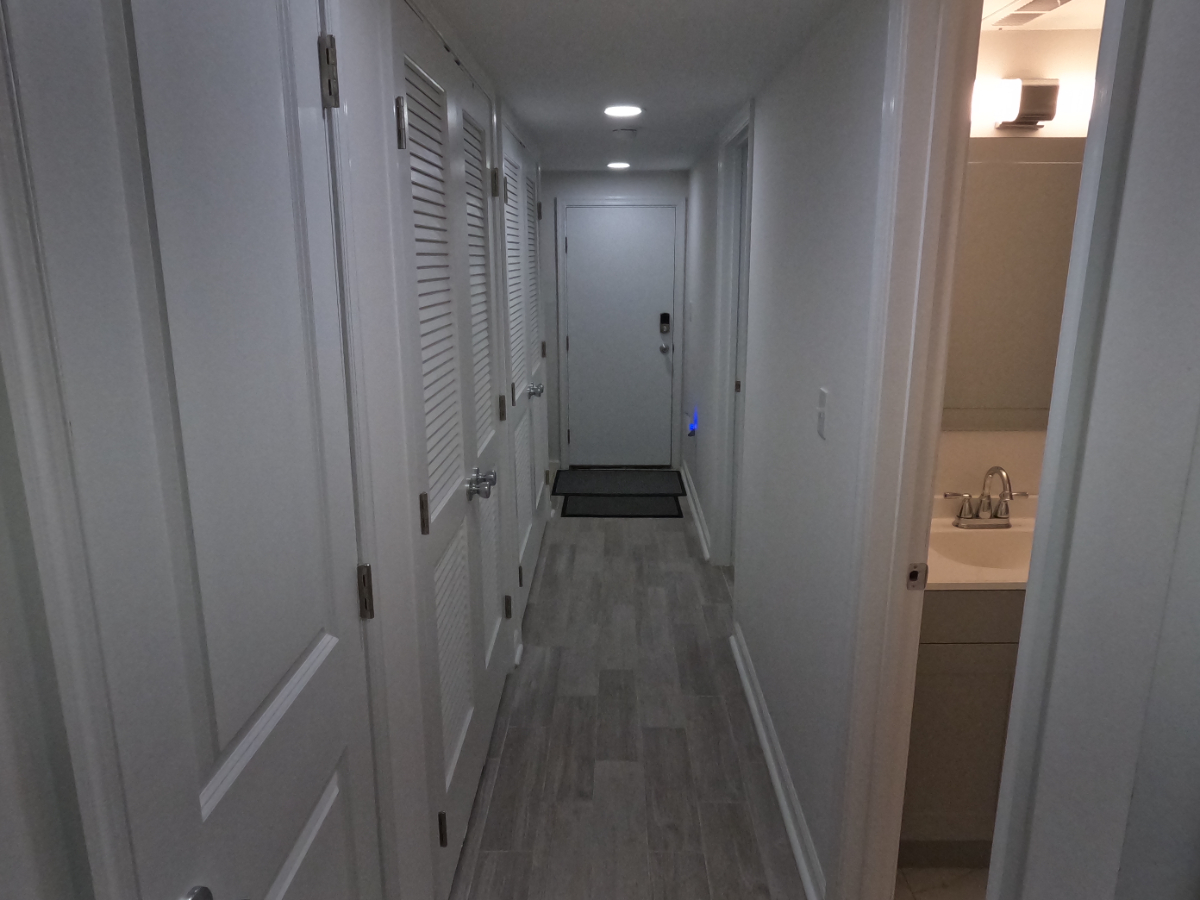 Cozy Modern English Basement - Photo 3