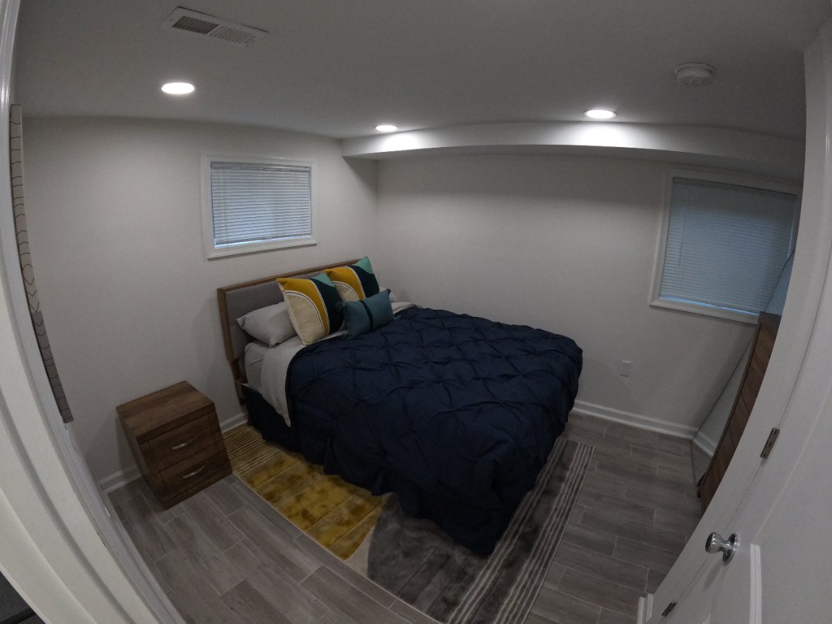 Cozy Modern English Basement - Photo 5