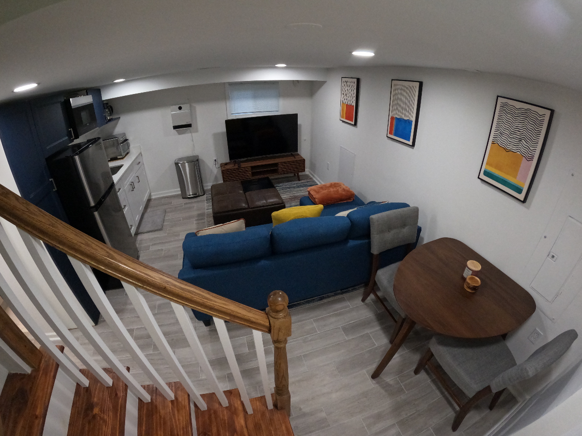 Cozy Modern English Basement - Photo 2