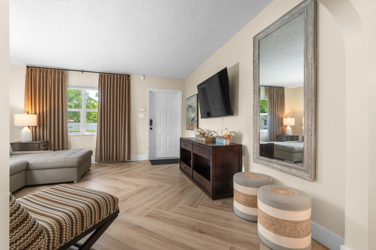 Spacious Modern Decor Villa in Hollywood - Photo 2
