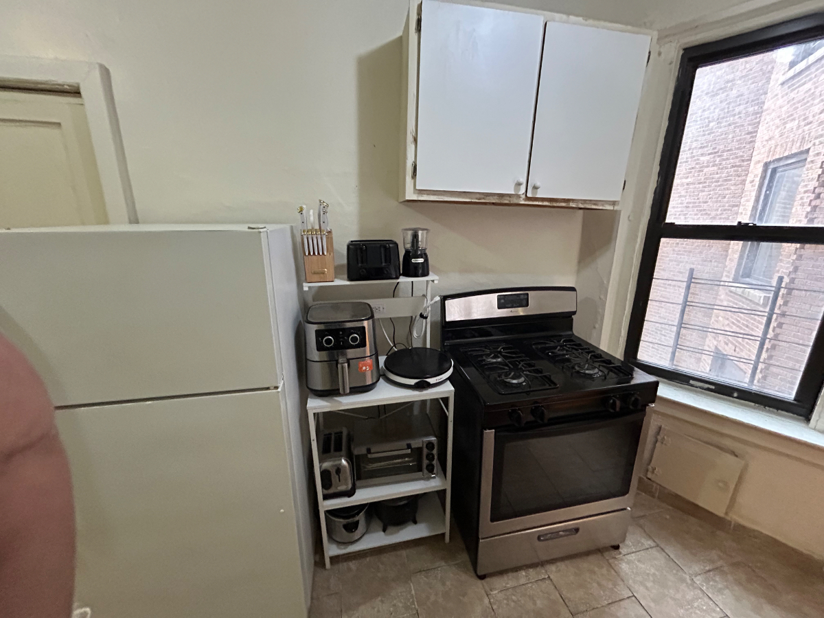 3 rooms available 15 min walk to Bronx-Care, You can rent 1  or all - Photo 10