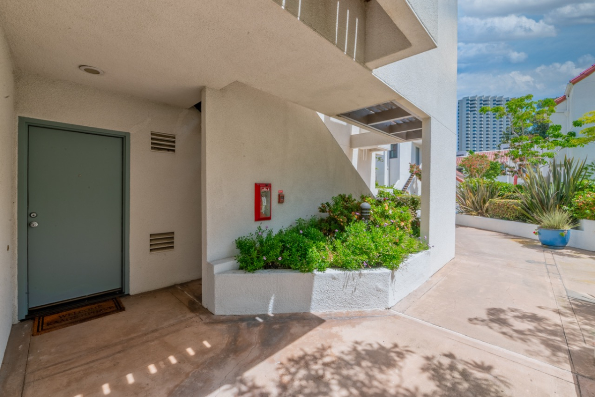 Mediterranean Home in San Diego's Marina District - Coziness Meets Bay and City Life - Photo 2