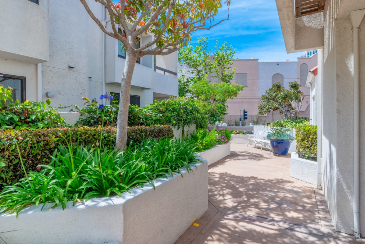 Mediterranean Home in San Diego's Marina District - Coziness Meets Bay and City Life - Photo 4
