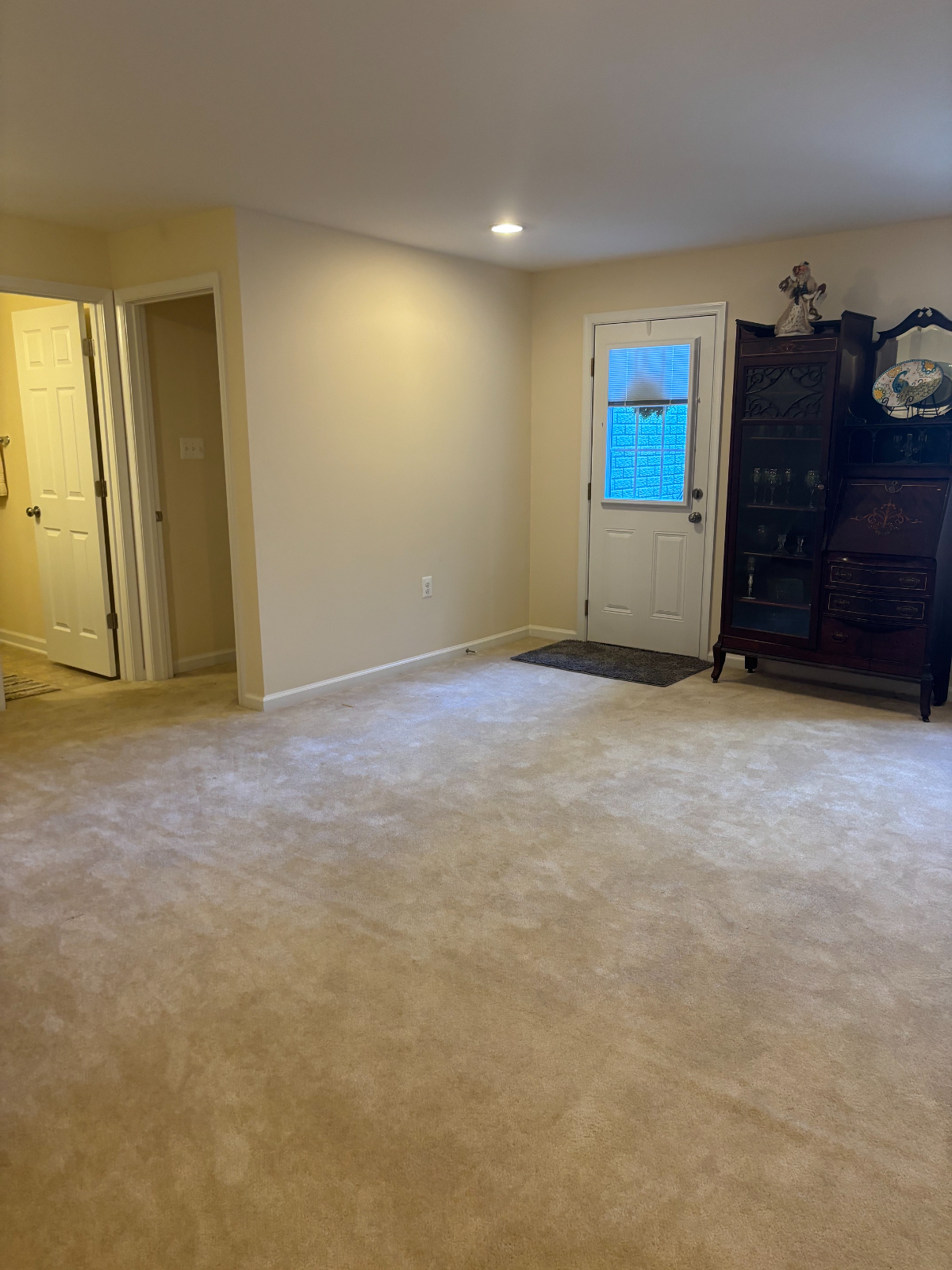 Furnished BR & BA with Family Room in Lower Level of Comfortable Home in Quiet Neighborhood - Photo 2