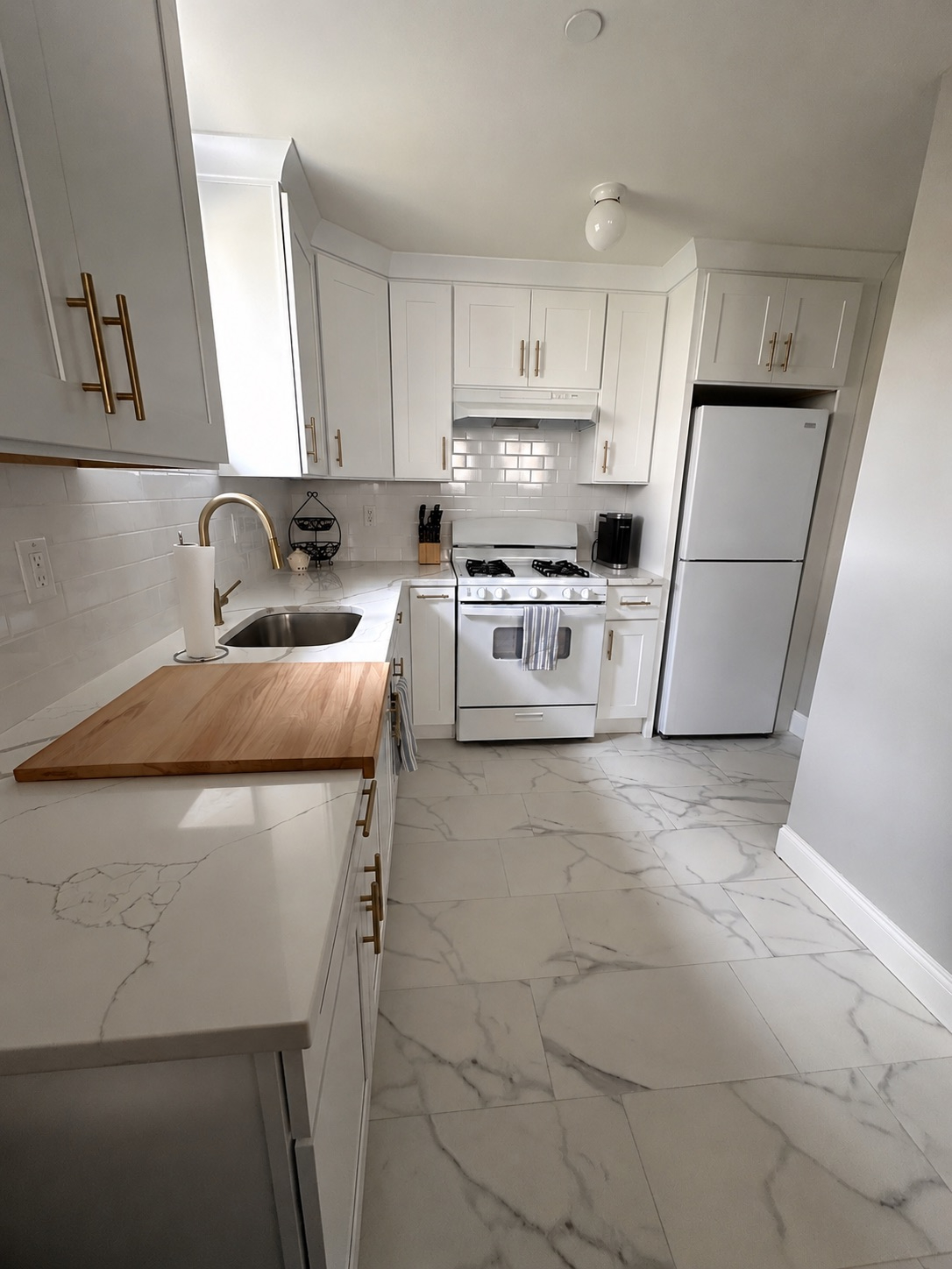 Brand New Private Studio, Queen Murphy Bed, Travel Nurse Friendly - Photo 7