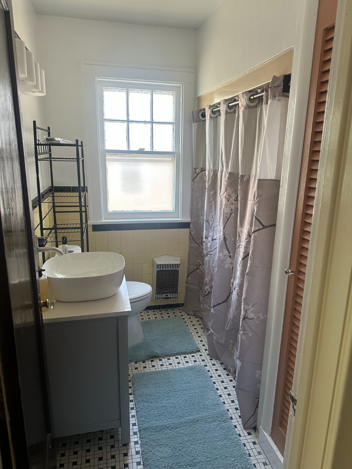 Comfortable Queen Room Near Downtown & Hospitals - Photo 6
