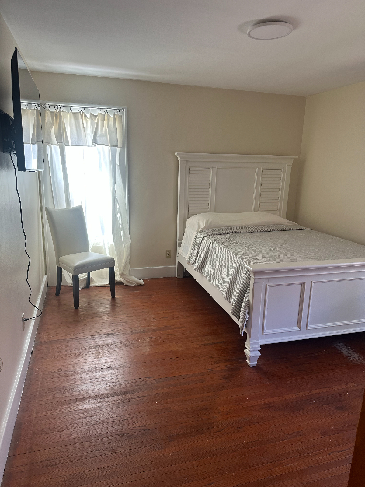 Comfortable Queen Room Near Downtown & Hospitals - Photo 1