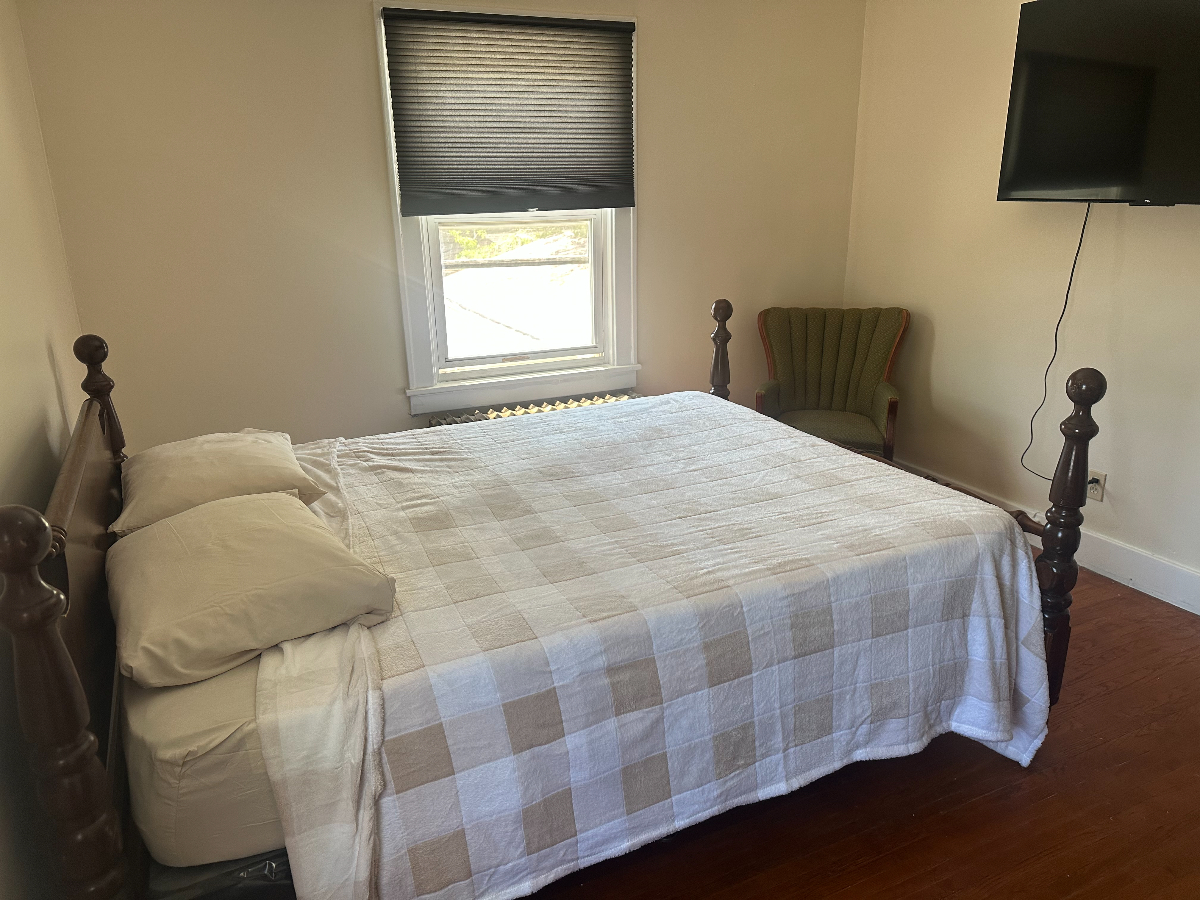 Comfortable Queen Room Near Downtown & Hospitals - Photo 1