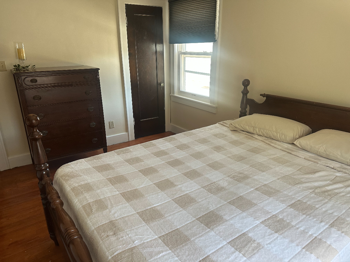 Comfortable Queen Room Near Downtown & Hospitals - Photo 2