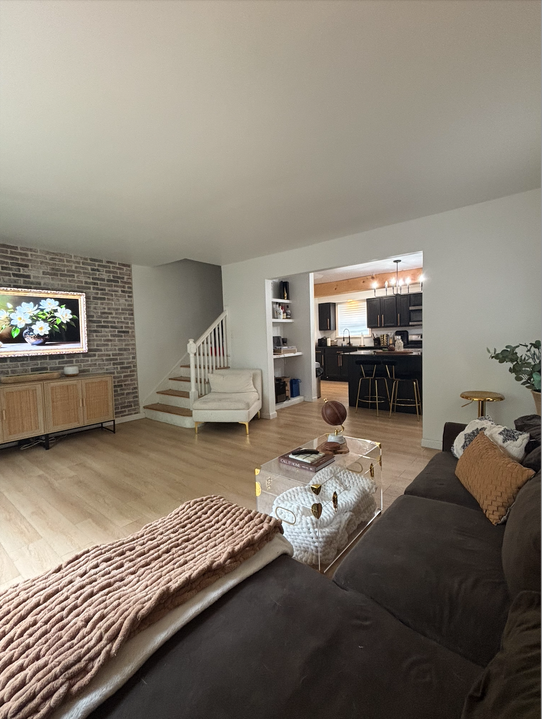 Sleek, Sunlit 3 Bed Brick Rowhome - Photo 2