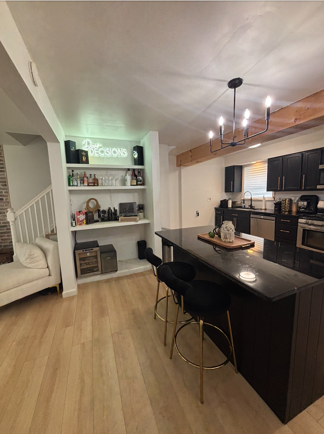 Sleek, Sunlit 3 Bed Brick Rowhome - Photo 4