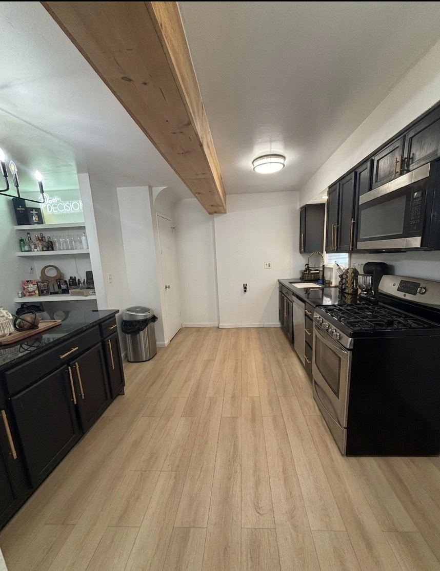 Sleek, Sunlit 3 Bed Brick Rowhome - Photo 5