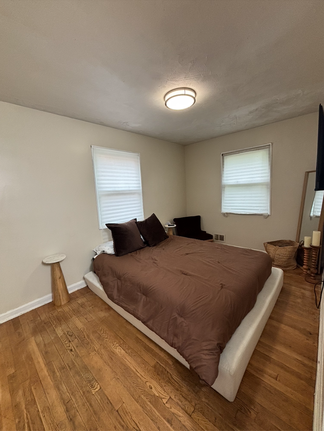 Sleek, Sunlit 3 Bed Brick Rowhome - Photo 7