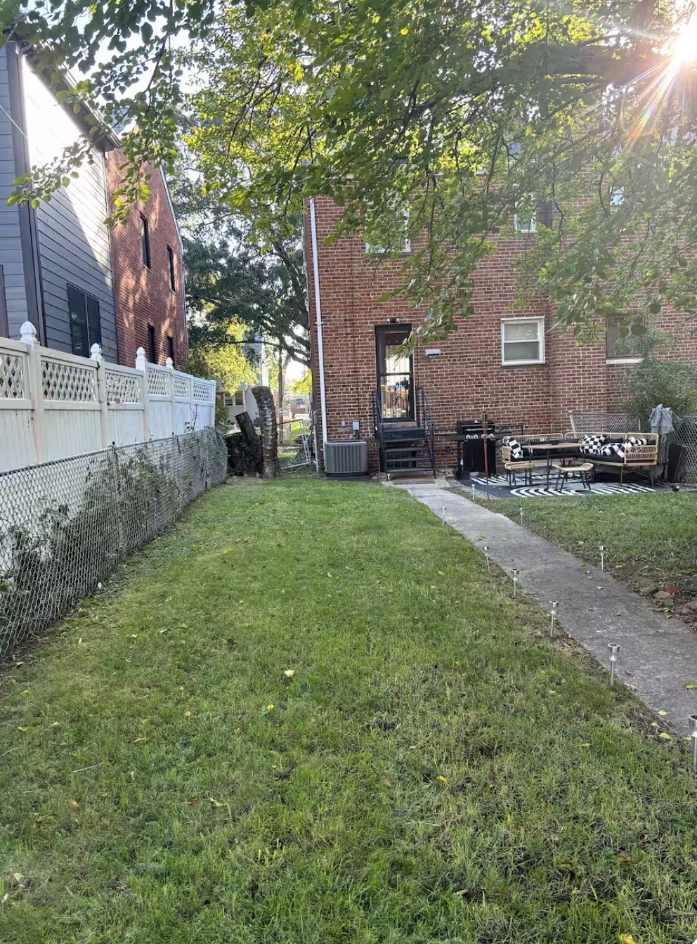 Sleek, Sunlit 3 Bed Brick Rowhome - Photo 12