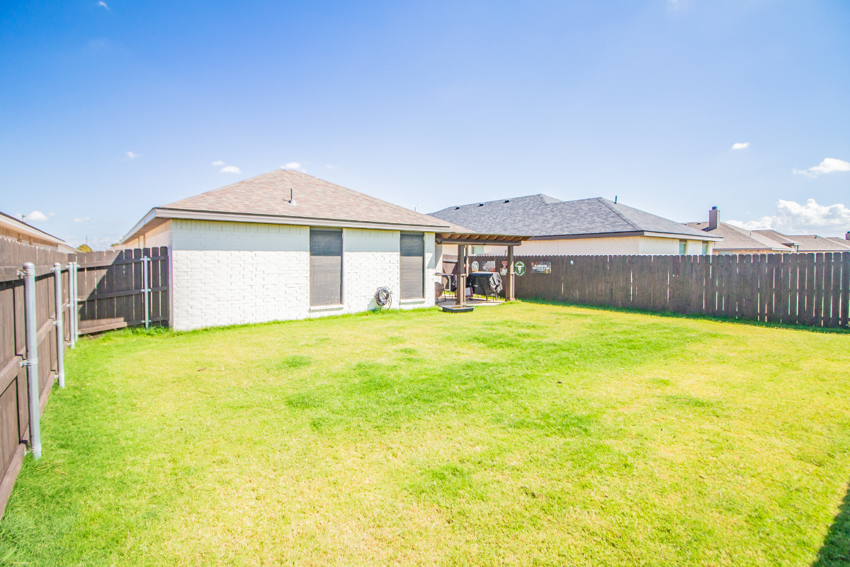 Modern West Lubbock Retreat - Photo 11