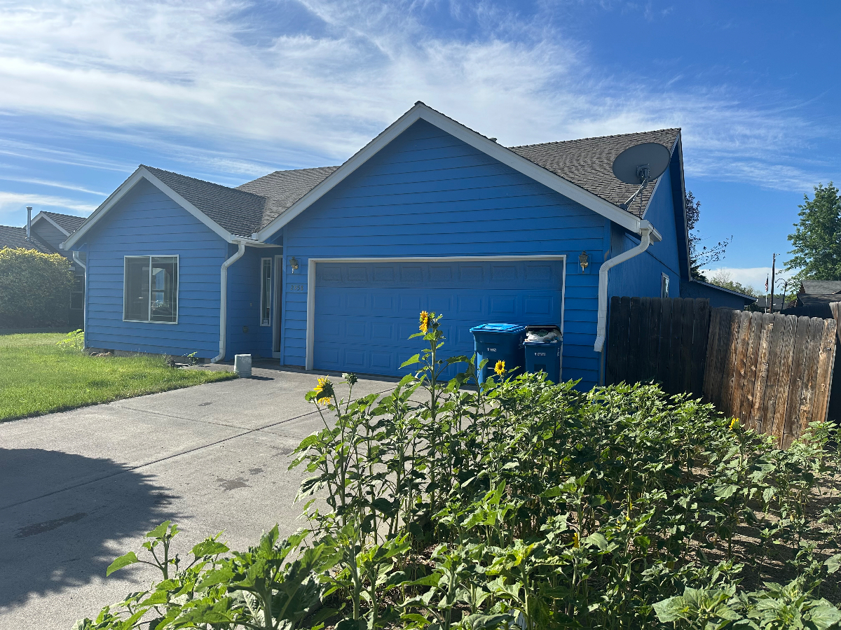 Cute blue house with private backyard - Photo 1