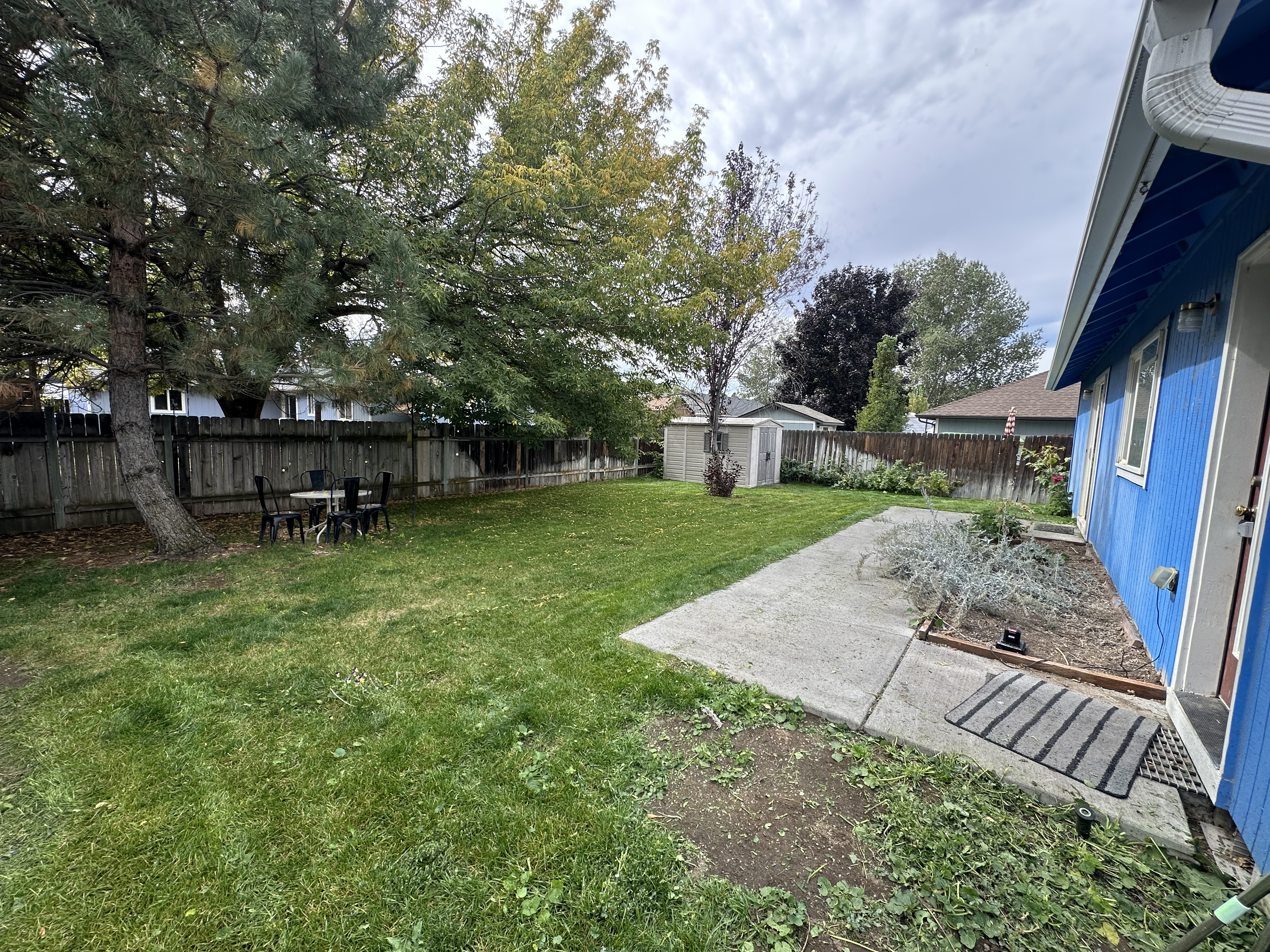 Cute blue house with private backyard - Photo 5