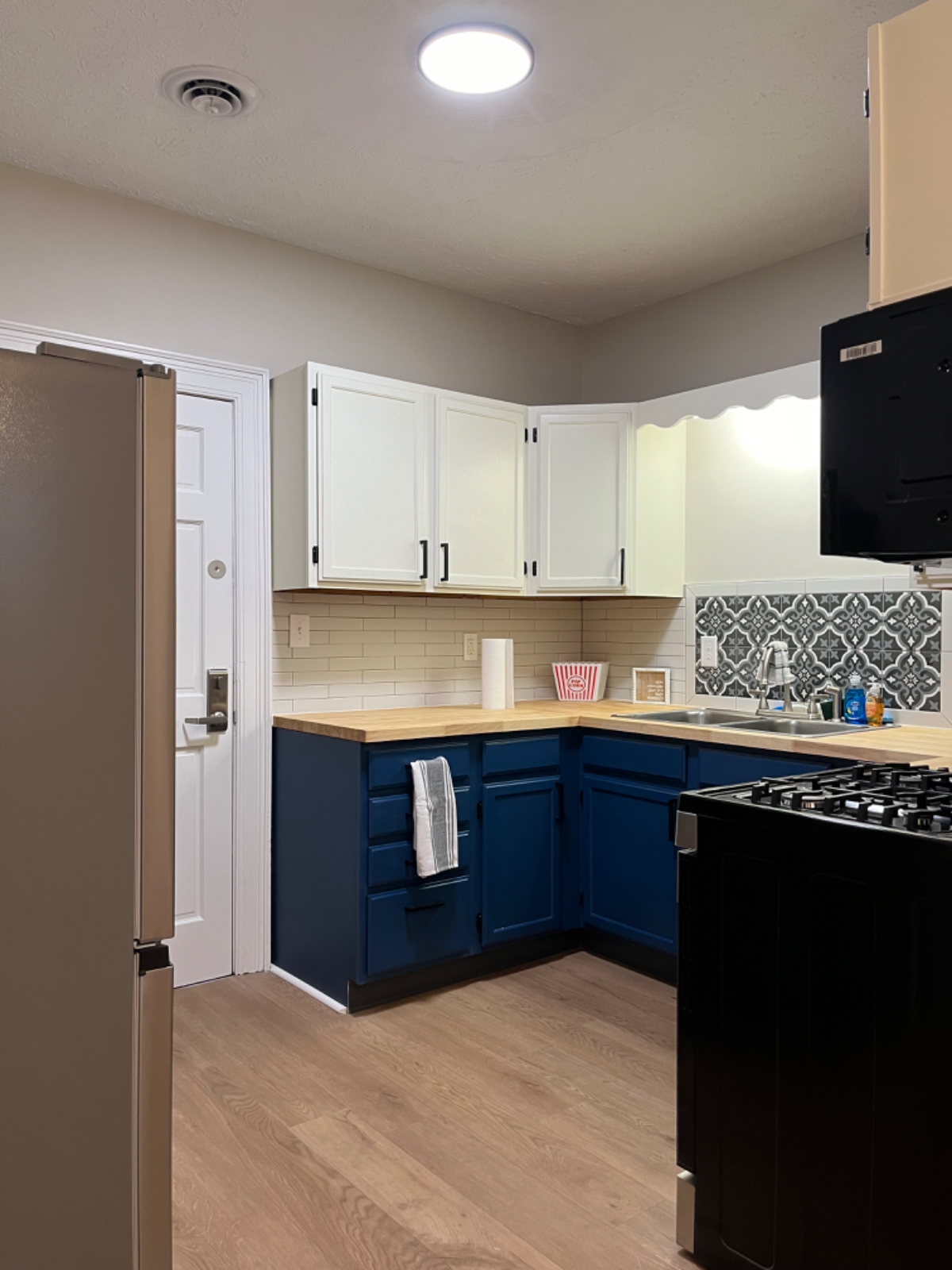 Utilities Paid, Furnished Cozy 2 BR Downtown Apartment - Photo 6