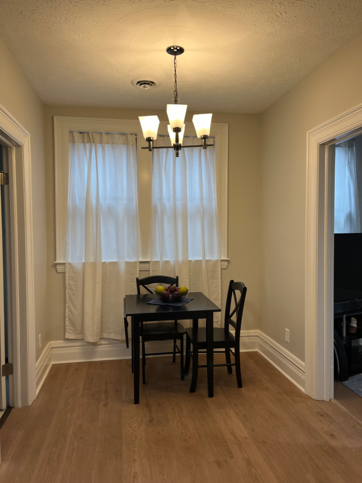 Utilities Paid, Furnished Cozy 2 BR Downtown Apartment - Photo 8