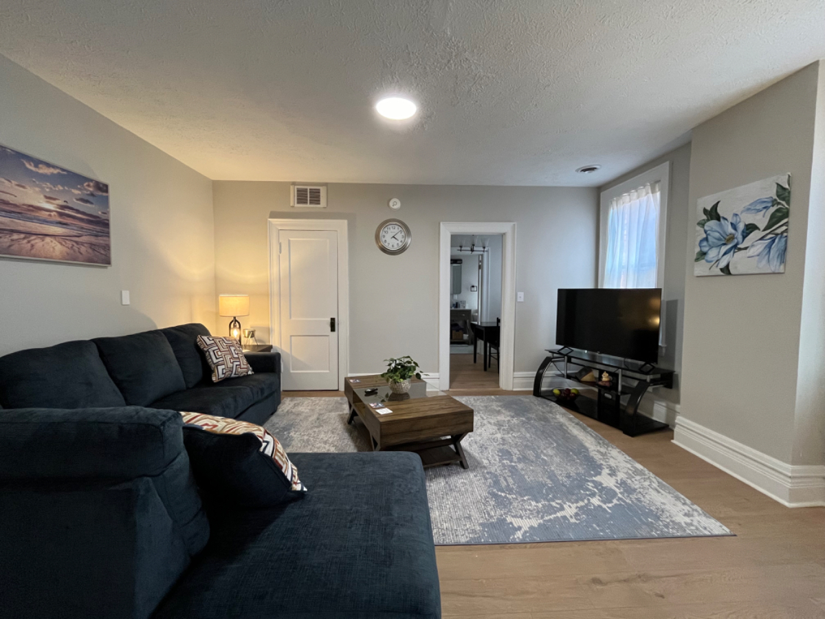 Utilities Paid, Furnished Cozy 2 BR Downtown Apartment - Photo 2