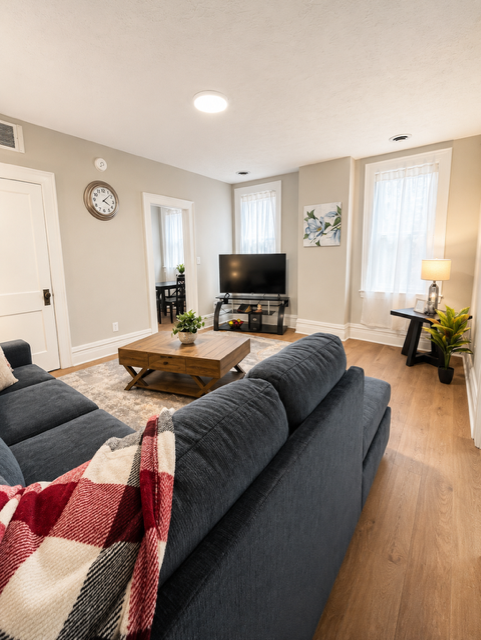Utilities Paid, Furnished Cozy 2 BR Downtown Apartment - Photo 4