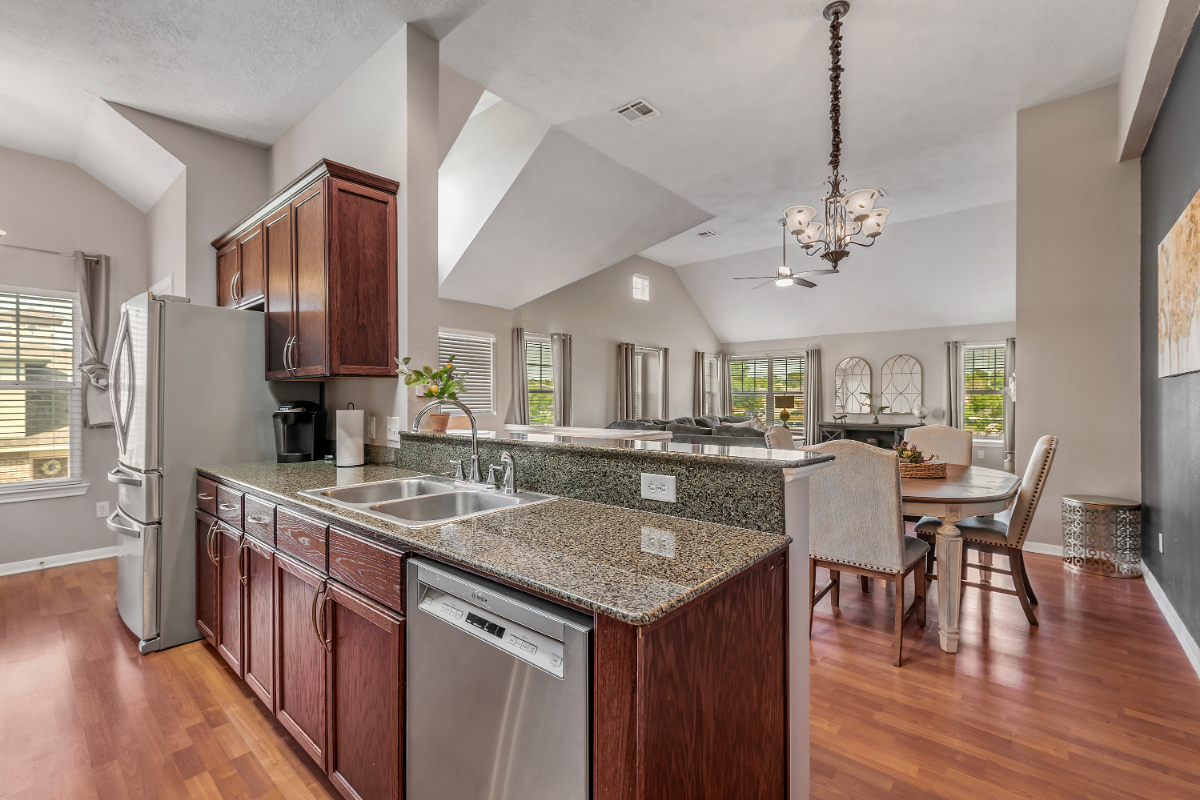 Live in the Center of It All...Fully Furnished... - Photo 9