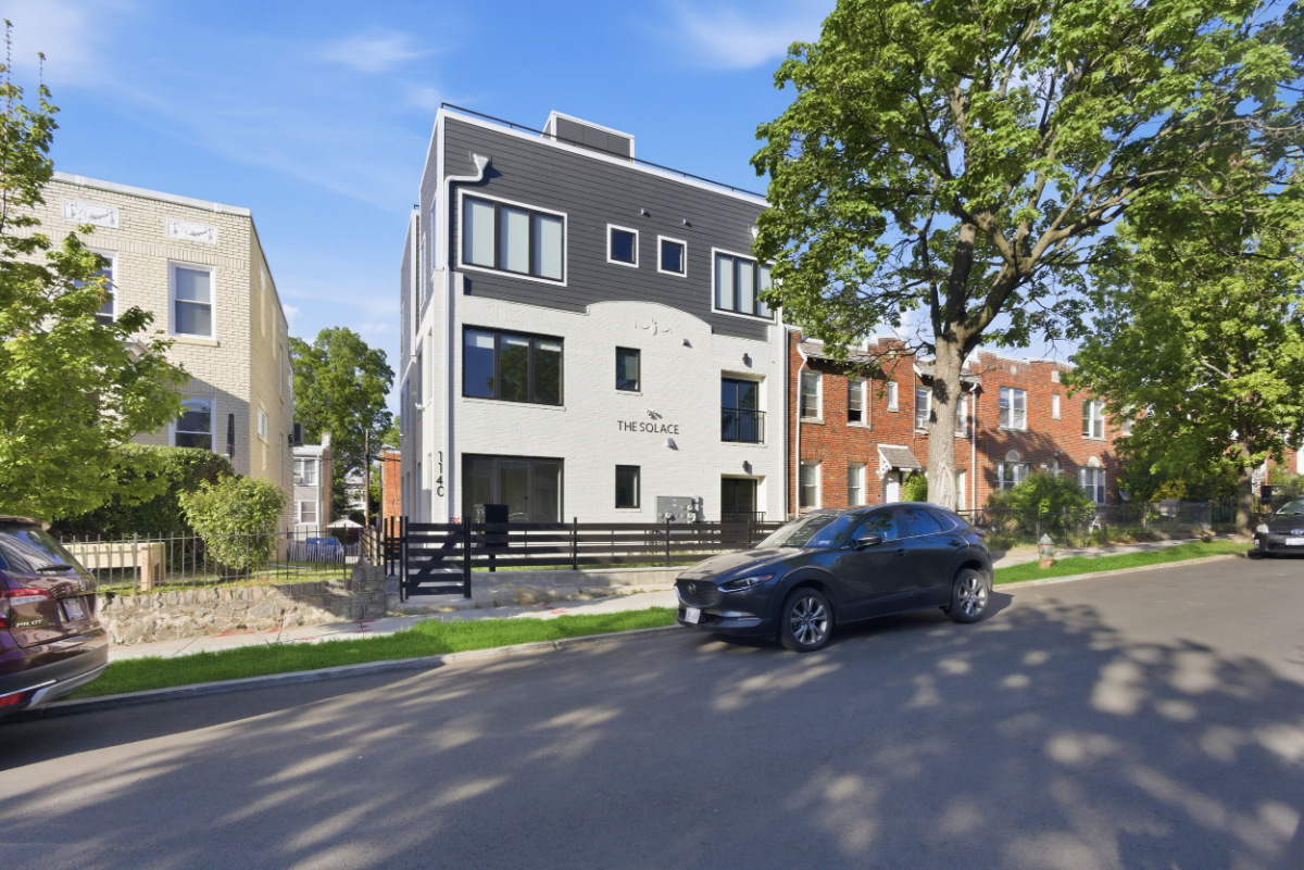 Brand-new 3 bed / 3 bath luxury condo - in-unit W/D, one assigned and ample off-street parking - Photo 1