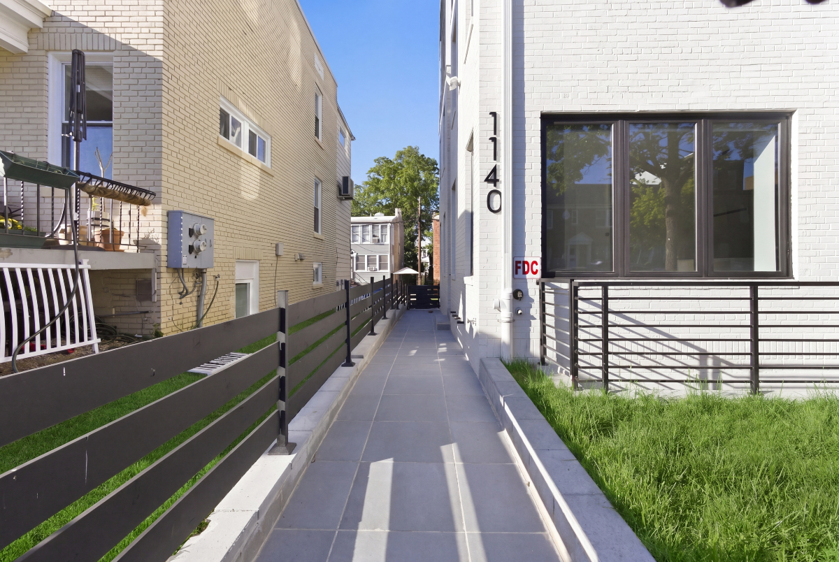 Brand-new 3 bed / 3 bath luxury condo - in-unit W/D, one assigned and ample off-street parking - Photo 2