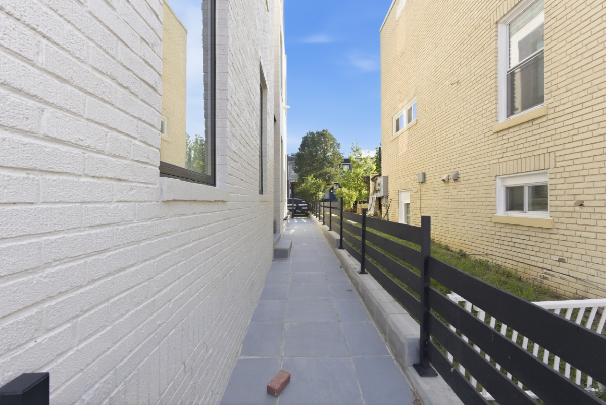 Brand-new 3 bed / 3 bath luxury condo - in-unit W/D, one assigned and ample off-street parking - Photo 3