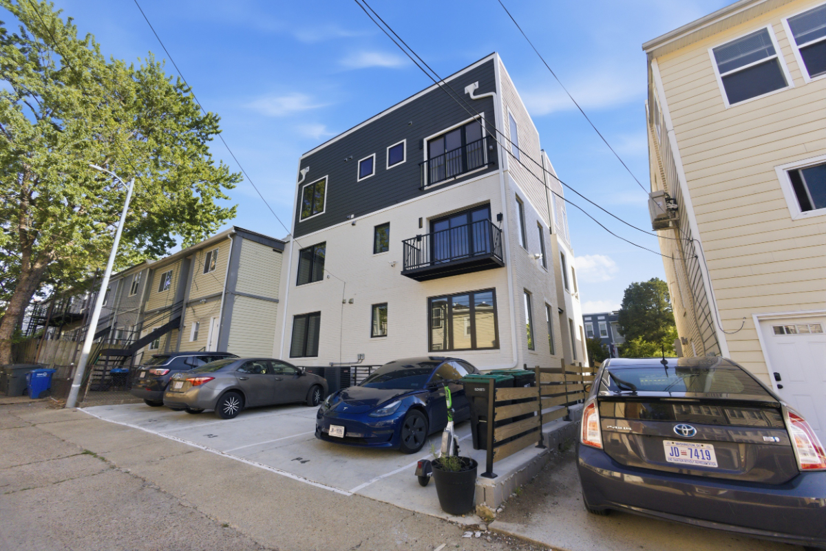 Brand-new 3 bed / 3 bath luxury condo - in-unit W/D, one assigned and ample off-street parking - Photo 4