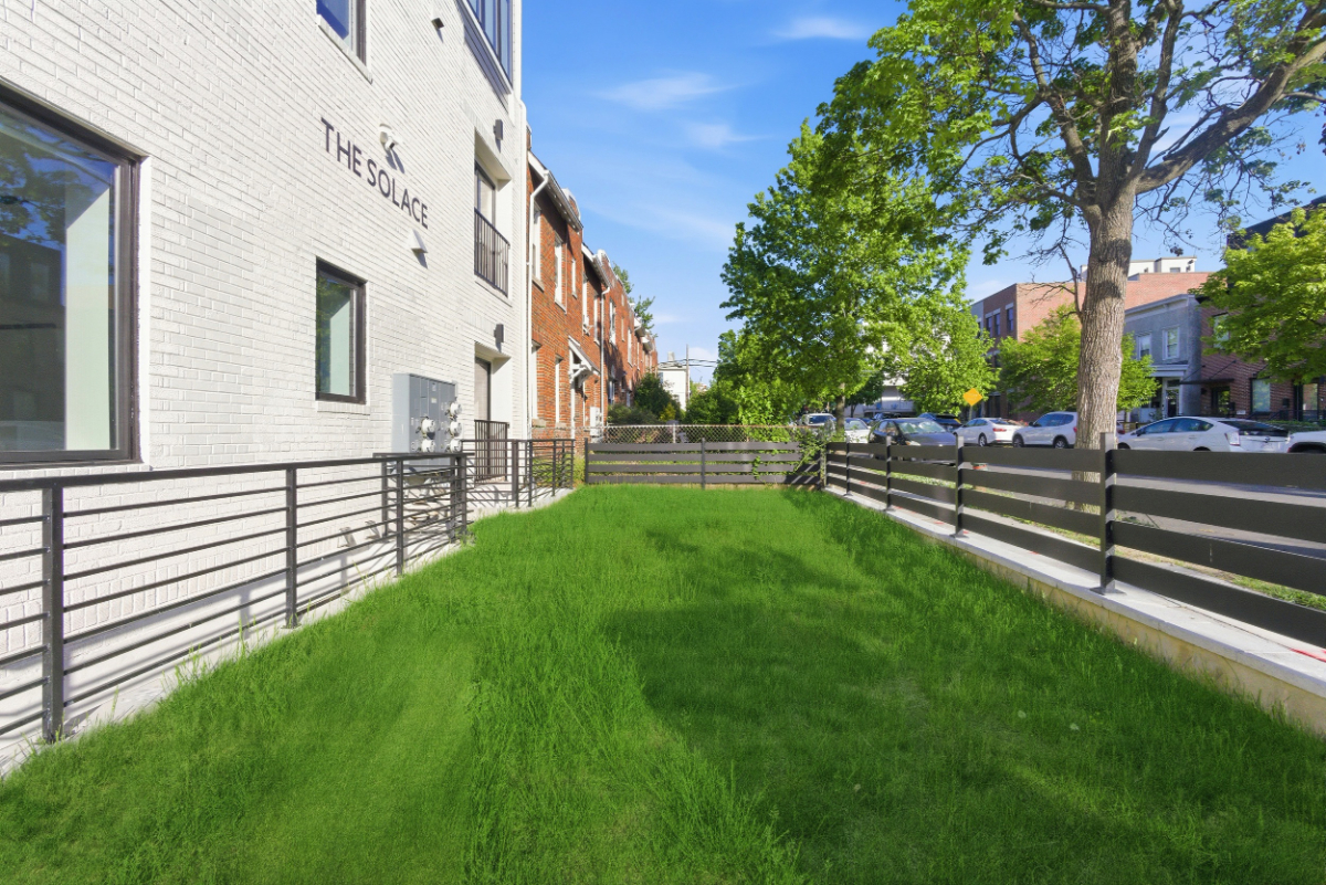 Brand-new 3 bed / 3 bath luxury condo - in-unit W/D, one assigned and ample off-street parking - Photo 5