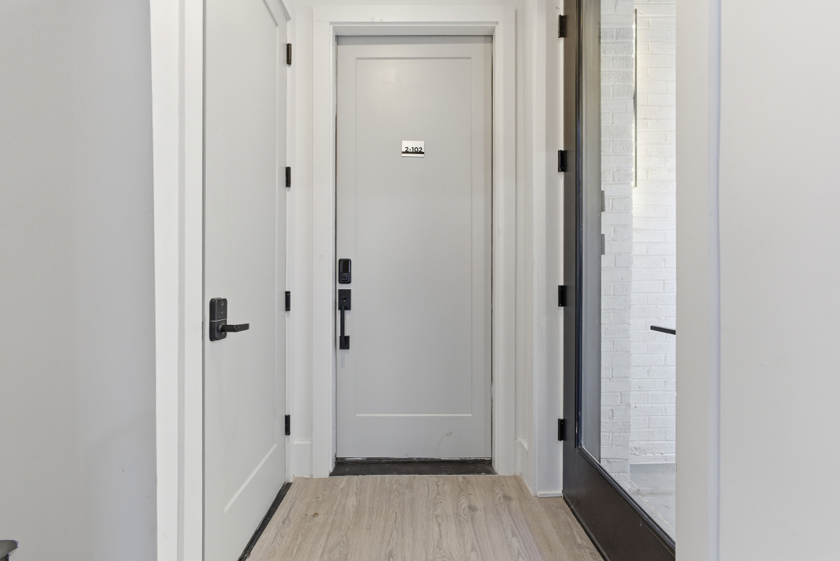 Brand-new 3 bed / 3 bath luxury condo - in-unit W/D, one assigned and ample off-street parking - Photo 6